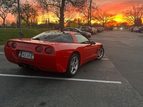 Used 2000 Chevrolet Corvette Coupe w/ Memory Pkg RWD image 11