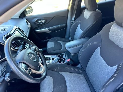 Used 2018 Jeep Cherokee Latitude FWD image 10