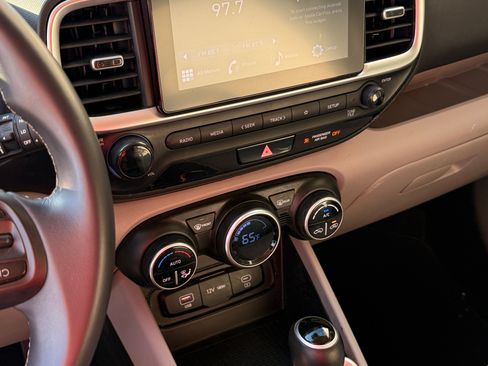 Used 2024 Hyundai Venue SEL image 11