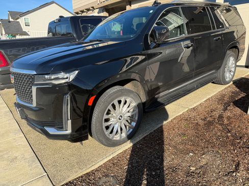 Used 2024 Cadillac Escalade ESV Premium Luxury AWD/4WD image 2