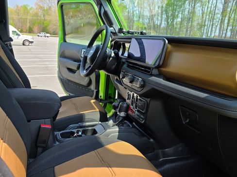 Used 2025 Jeep Wrangler Unlimited Rubicon w/ Convenience Group image 12