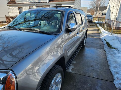Used 2008 GMC Yukon XL SLT w/ SLT Preferred Equipment Group image 4