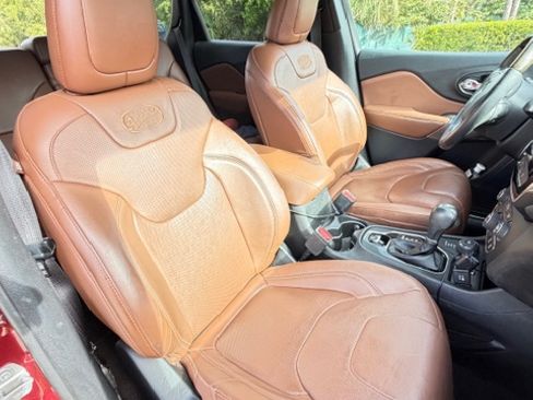 Used 2019 Jeep Cherokee Overland w/ Technology Group image 16