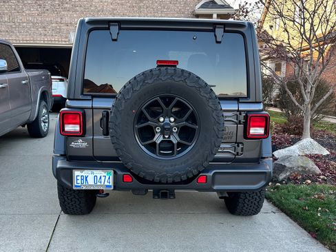 Used 2024 Jeep Wrangler Sport image 5