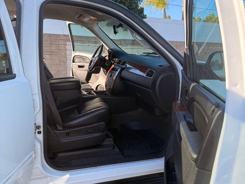 Used 2011 Chevrolet Suburban LT RWD image 11