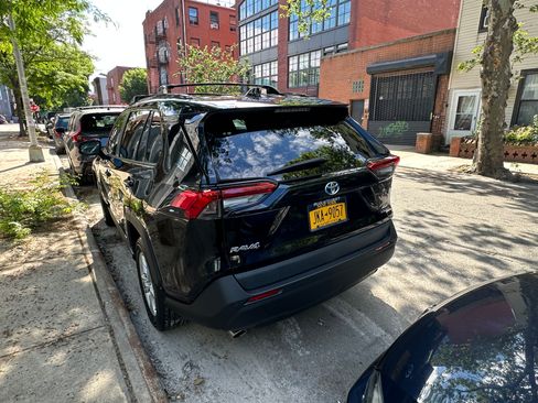 Used 2019 Toyota RAV4 XLE w/ Convenience Package AWD/4WD image 5