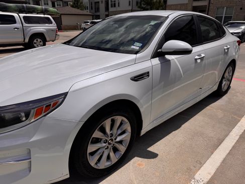 Used 2018 Kia Optima LX w/ 17" Alloy Wheels Package FWD image 2