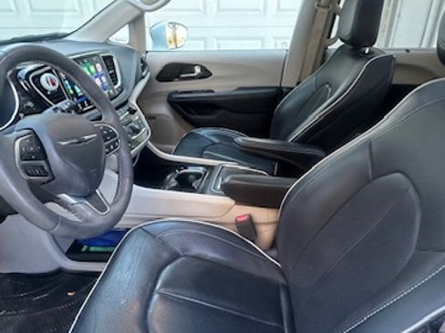 Used 2022 Chrysler Pacifica Limited image 8
