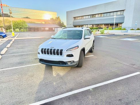 Used 2017 Jeep Cherokee High Altitude FWD image 2