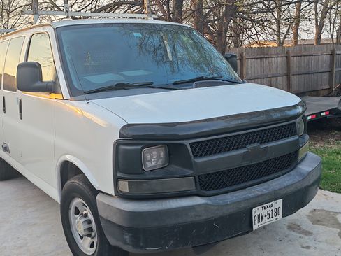 Used 2013 Chevrolet Express 2500 image 2