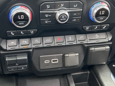 Used 2021 GMC Sierra 1500 AT4 w/ Technology Package AWD/4WD image 9