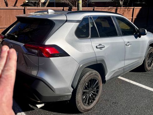 Used 2019 Toyota RAV4 LE image 9