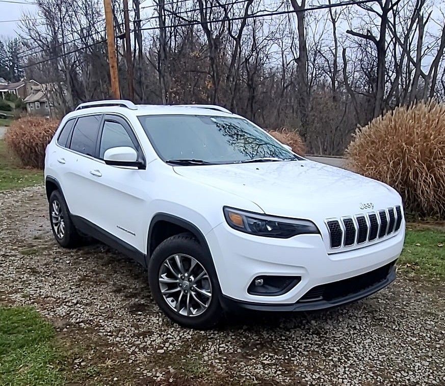 Used 2019 Jeep Cherokee Latitude Plus w/ Cold Weather Group AWD/4WD image 1