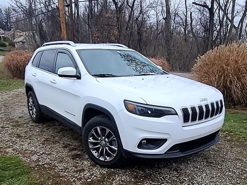 Used 2019 Jeep Cherokee Latitude Plus w/ Cold Weather Group AWD/4WD image 1