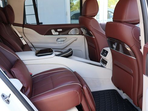 Used 2023 Mercedes-Benz Maybach GLS 600 4MATIC image 27