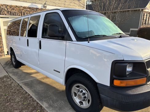 Used 2004 Chevrolet Express 3500 Extended Passenger image 2