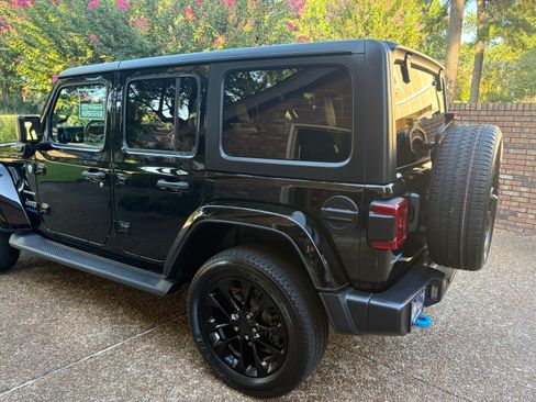 Used 2022 Jeep Wrangler Unlimited Sahara w/ Cold Weather Group AWD/4WD image 6