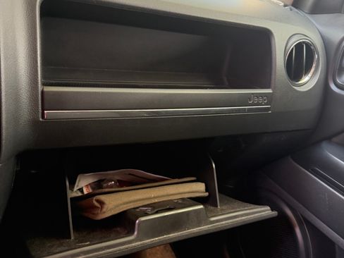 Used 2012 Jeep Patriot Latitude FWD image 11
