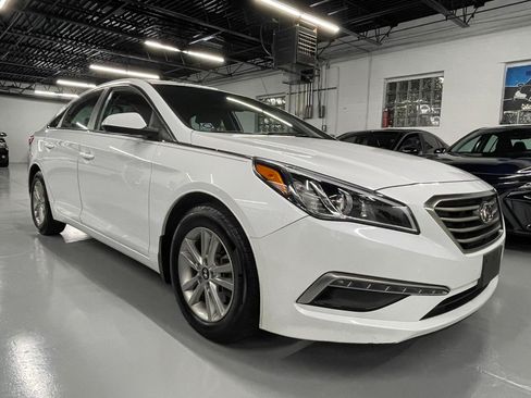 Used 2015 Hyundai Sonata SE image 2