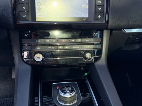 Used 2018 Jaguar F-PACE Premium image 8