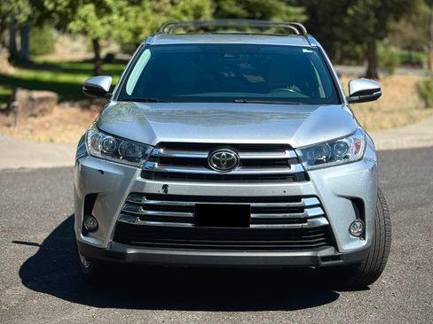 Used 2017 Toyota Highlander Limited image 2