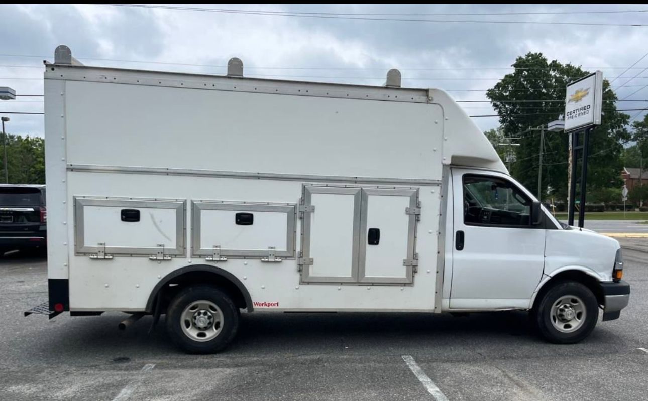 Used 2022 Chevrolet Express 3500 w/ Power Convenience Package RWD image 5