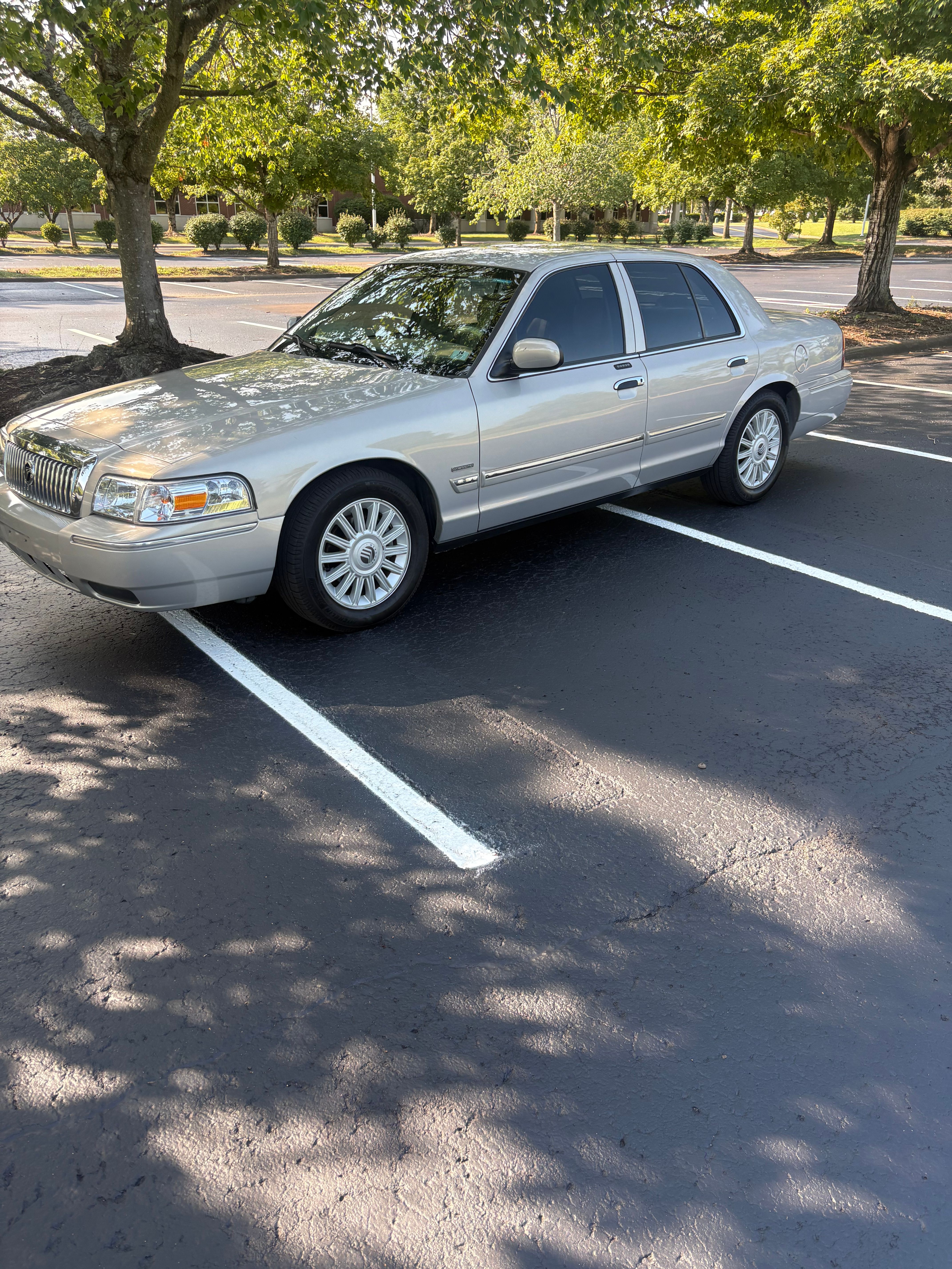 Used 2010 Mercury Grand Marquis LS RWD image 1