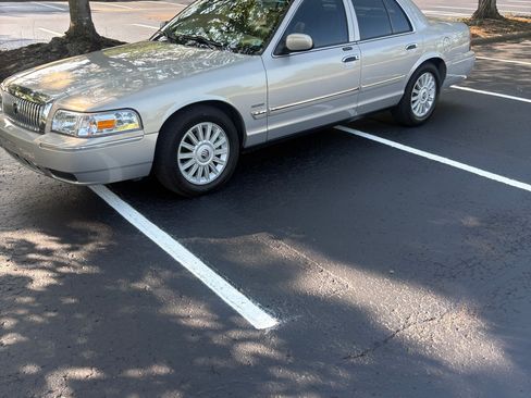Used 2010 Mercury Grand Marquis LS RWD image 1