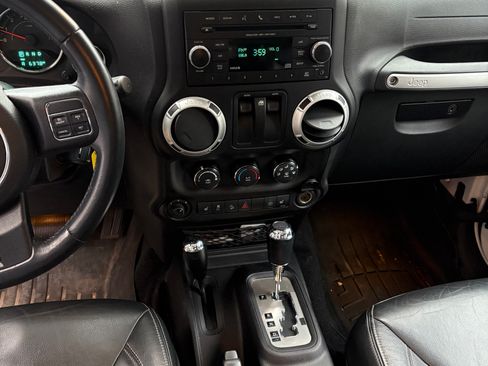 Used 2016 Jeep Wrangler Sahara w/ Connectivity Group image 9