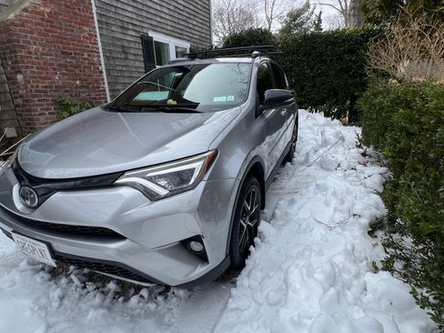 Used 2018 Toyota RAV4 SE w/ Power Extra Value Package image 2
