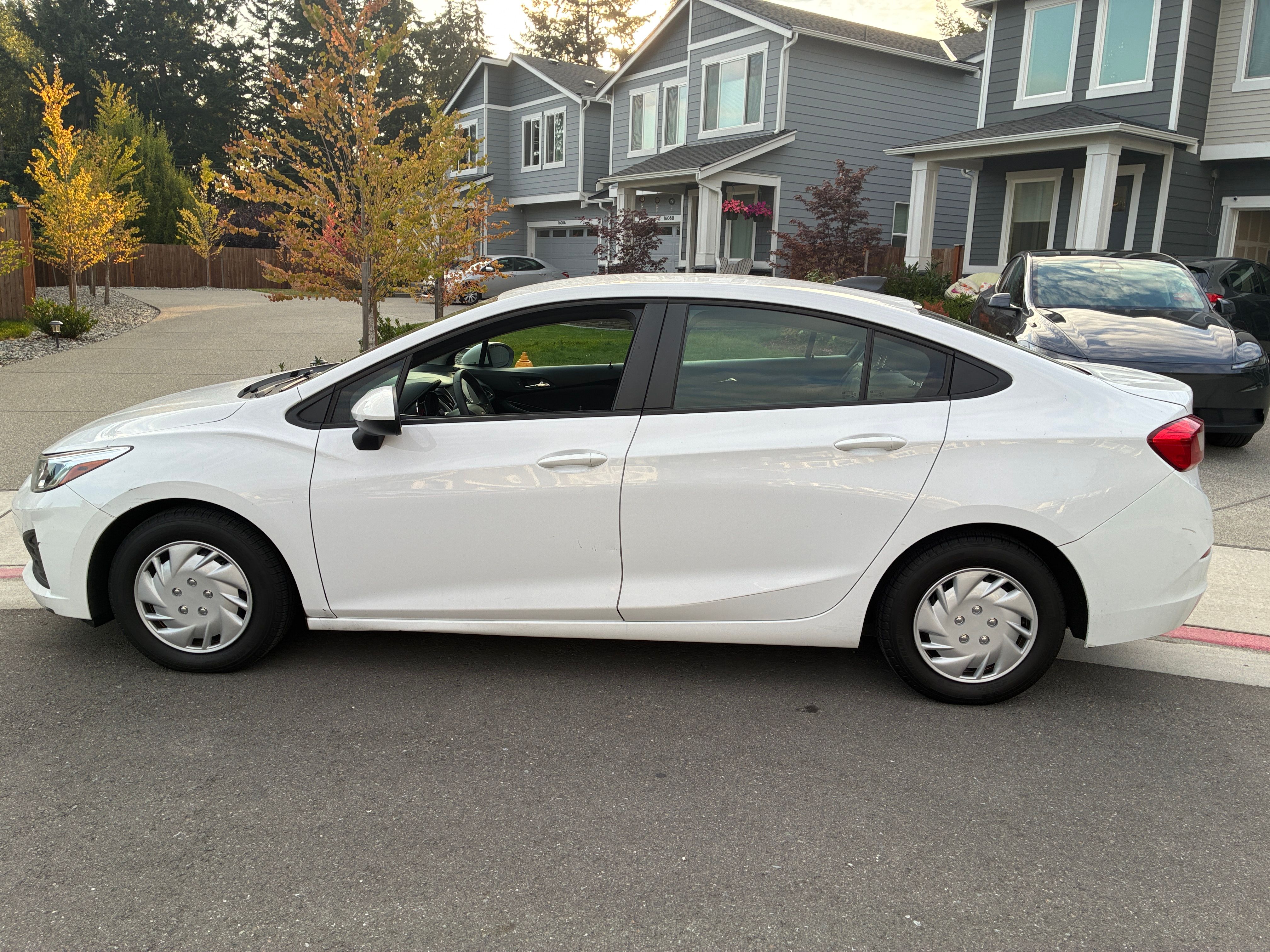 Used 2019 Chevrolet Cruze Sedan FWD image 11