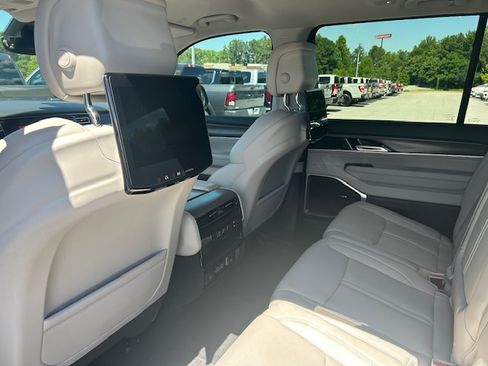 Used 2023 Jeep Wagoneer Series III w/ Premium Group I image 4