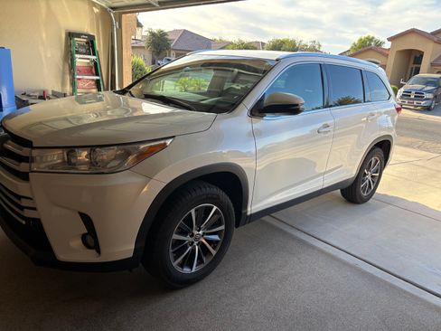 Used 2019 Toyota Highlander XLE FWD image 6