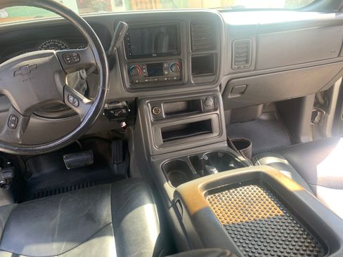 Used 2004 Chevrolet Avalanche 2500 w/ Preferred Equipment Group AWD/4WD image 2