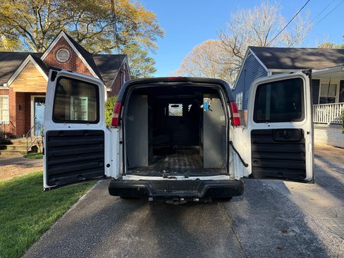 Used 2011 Chevrolet Express 1500 Van 3D image 6