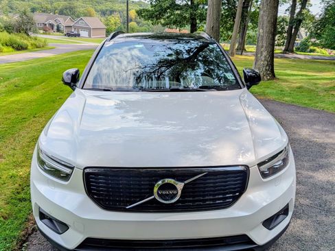 Used 2022 Volvo XC40 T5 R-Design image 2