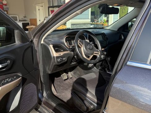 Used 2017 Jeep Cherokee Latitude w/ Cold Weather Group AWD/4WD image 12
