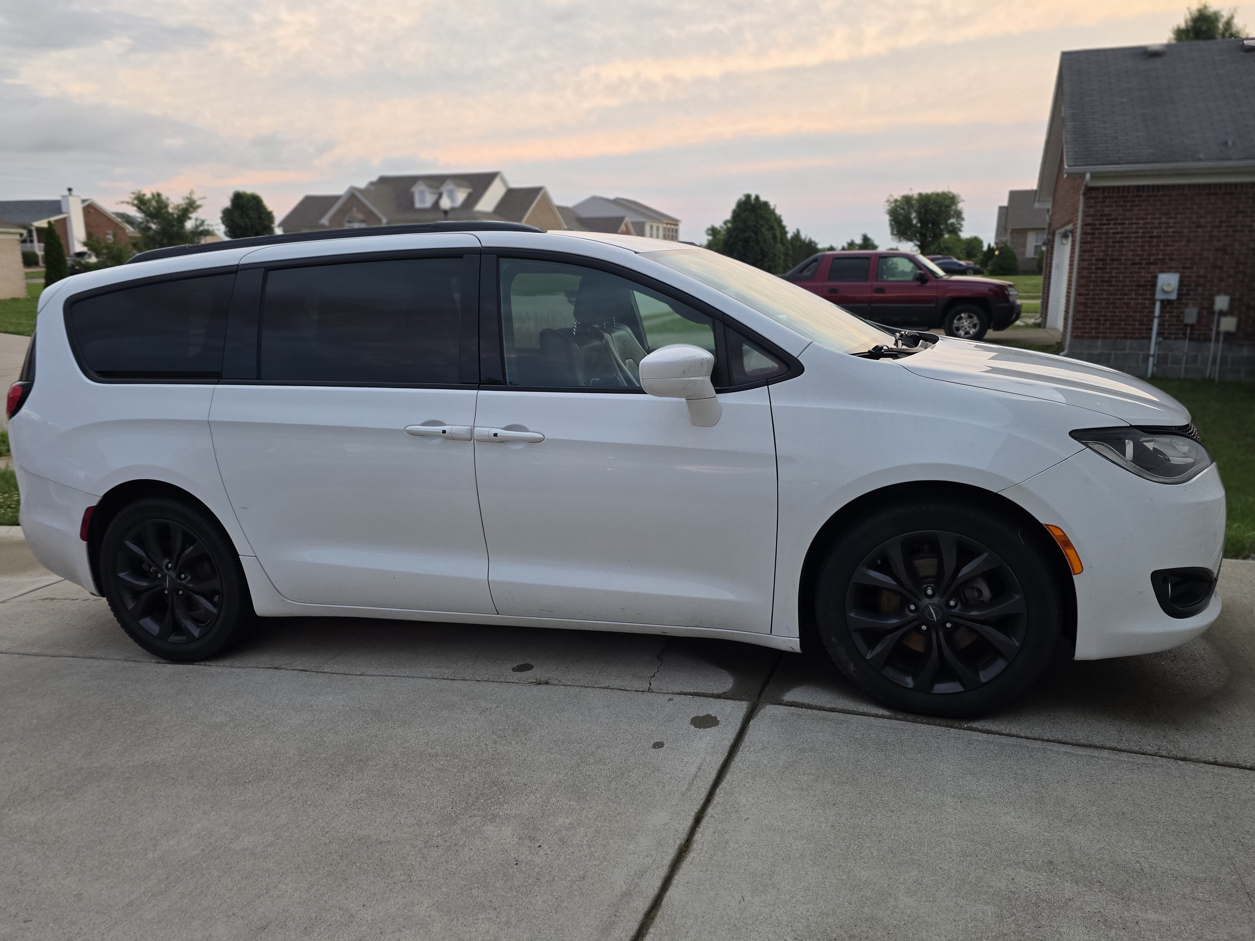 Used 2018 Chrysler Pacifica Touring-L Plus w/ S Appearance Package FWD image 12