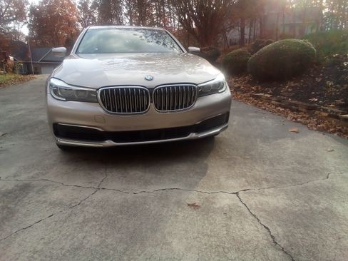 Used 2019 BMW 740i w/ Executive Package image 9