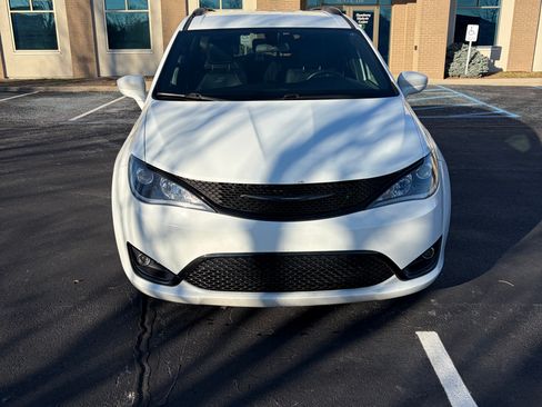 Used 2018 Chrysler Pacifica Touring-L w/ Premium Audio Group image 4