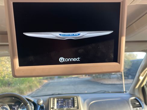 Used 2015 Chrysler Town & Country Limited Platinum FWD image 28