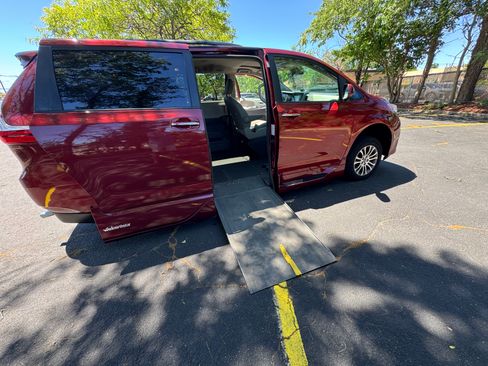 Used 2019 Toyota Sienna XLE w/ XLE Navigation Package FWD image 17