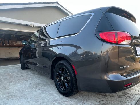 Used 2018 Chrysler Pacifica LX image 4