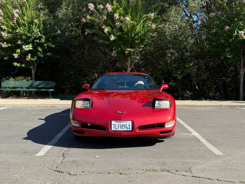 Used 1998 Chevrolet Corvette Coupe RWD image 10