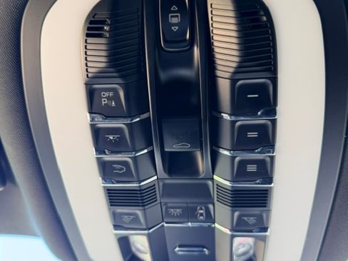 Used 2020 Porsche Macan AWD/4WD image 19