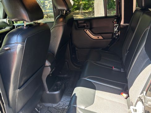 Used 2017 Jeep Wrangler Unlimited Sahara image 14