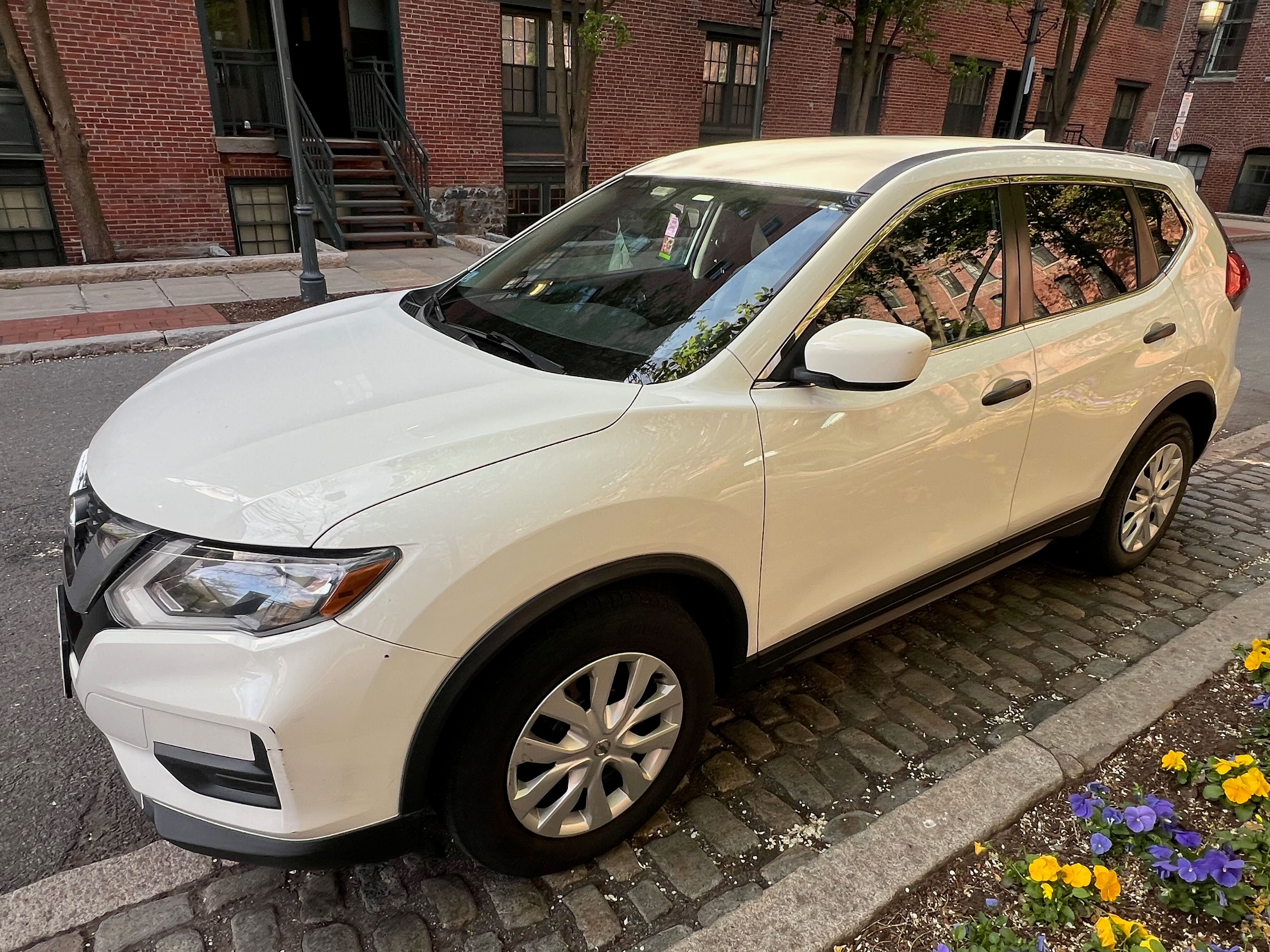 Used 2017 Nissan Rogue S FWD image 1