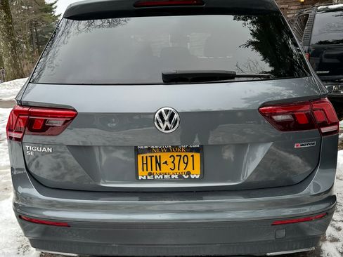 Used 2019 Volkswagen Tiguan SE w/ Panoramic Sunroof Package image 8