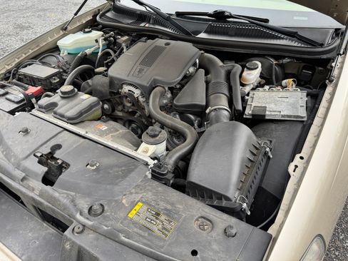 Used 2011 Lincoln Town Car Signature Limited image 20