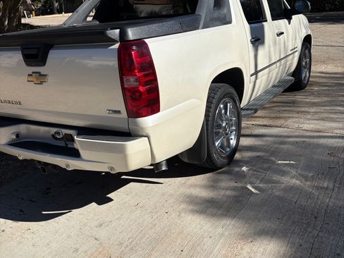 Used 2010 Chevrolet Avalanche LTZ image 8
